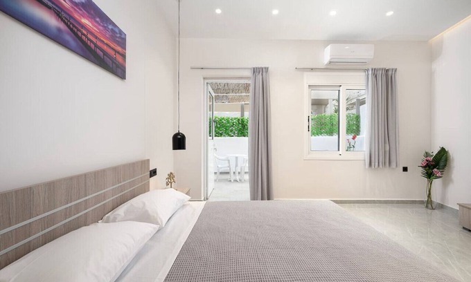Kos Town Apartment | The Saltwater Suite 1Min Beach
