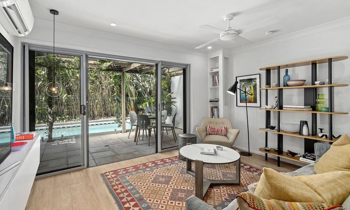 New Farm Apartment | The Sanctuary! 1Bed, 1Bath, 1Car, POOL~Teneriffe