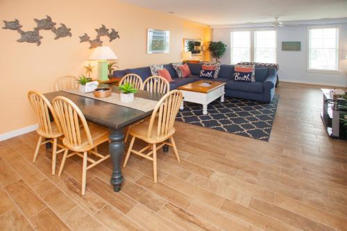 Sandbridge Apartment | The Sanctuary - Summer Breeze A114