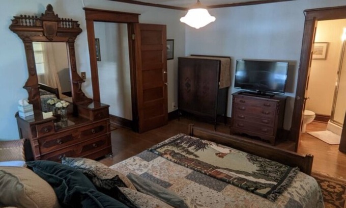 Niagara Falls Bed & Breakfast | The Scott Room w/queen bed