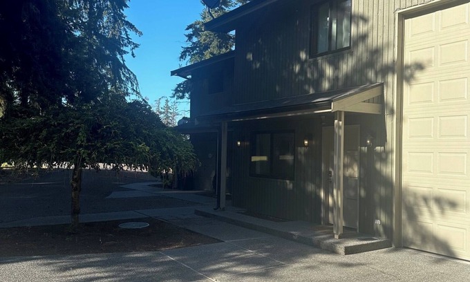 Sequim Apartment | The Sequim Tree House is a spacious one bedroom with a bonus room for more guest