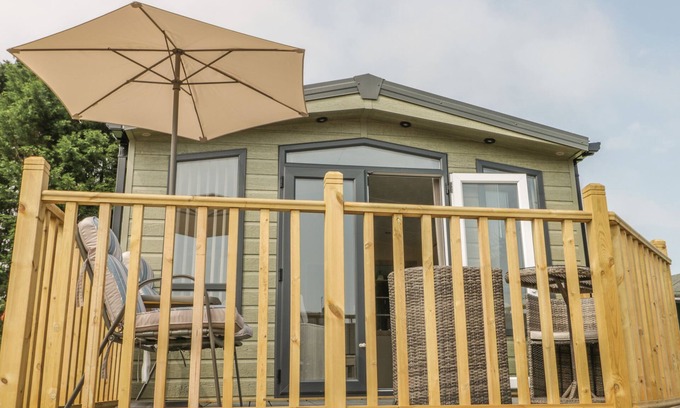 Cloughton Cottage | THE SEQUOIA, family friendly, with hot tub in Cloughton