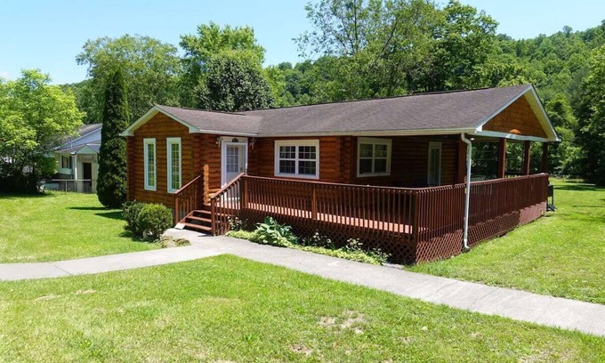 Summerlee House | The Shack, An exquisite 3 bed room log cabin.
