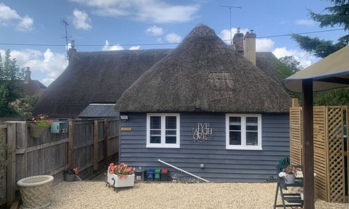Collingbourne Ducis House | The Shack - Thatched Self Contained Annex