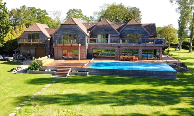 Hayling Island Cottage | The Shallows by inspirestays-com - a house that sleeps 12+2 guests in 6 bedrooms