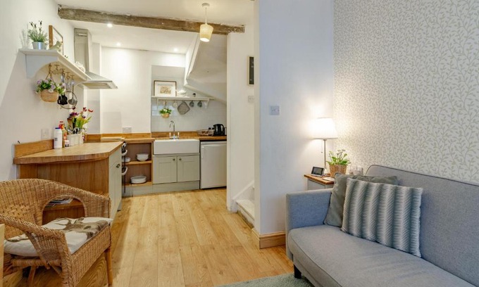 Malmesbury House | The Shoe Box cottage with allocated parking