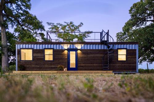 Waco House | The Shoreline Container Home 12 min to Magnolia Silos and Baylor