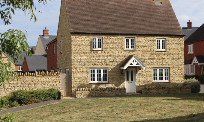 Silverstone House | The Silverstone House. Comfort, Convenience and no hassle at the doorstep of Silverstone Race Circuit.