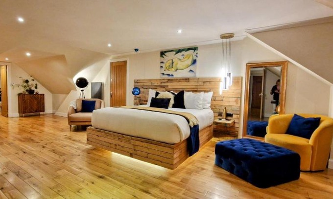 Coatbridge Bed & Breakfast | The Sleeping Dog Room at The Grumpy Schnauzer BnB Huge Room, Luxe Suite, Private Hot Tub, Breakfast, Gym, Games Room, Farm Stay, Amazing