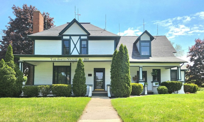 Vassar House | The Smith House Retreat w/HotTub, Bikes, Game/Movie Room, 10mins to Frankenmuth