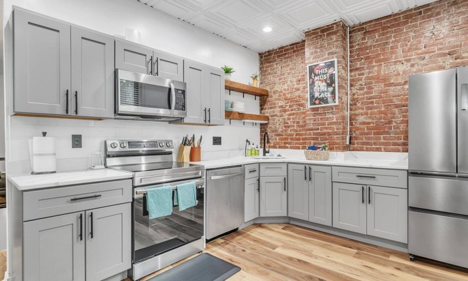 Metro Center Apartment | The Smith Victorian 2BR Brownstone Apartment