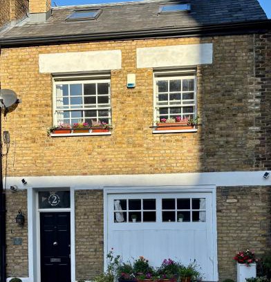 Holborn and Covent Garden House | The Snug in a Quaint English Mews House