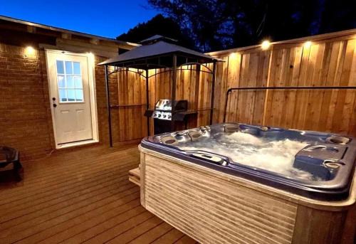 Amarillo House | The Solstice l Hot Tub EV Charger Private Yard