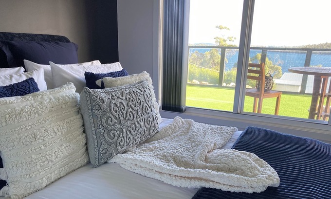 Murdunna Bed & Breakfast | The Sounds. Overlooking King George Sound and King George Island, Murdunna, Tas