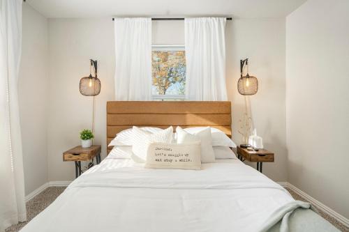Dennis House | The Southern Sapphire - A Cozy Lake View Getaway