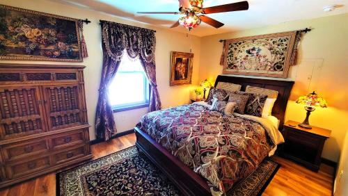 Old Town Apartment | The Sovereign Suite - Cozy And Convenient With Home Theater