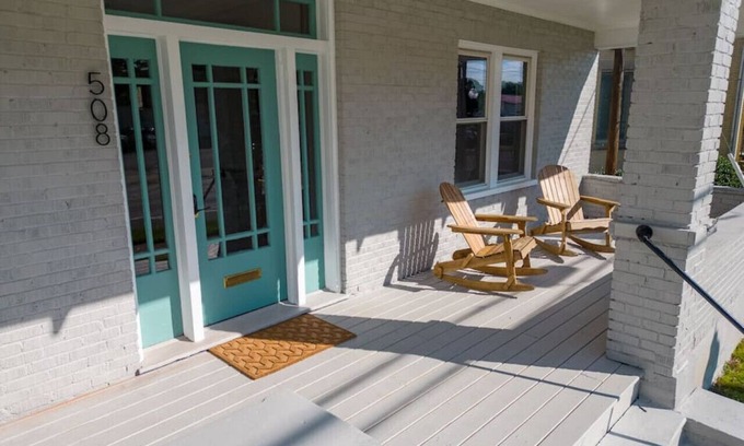 Roanoke House | The Speakeasy Guest House