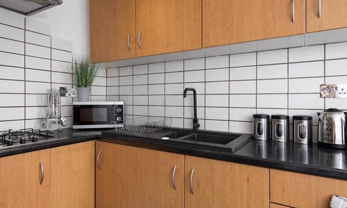 Wolverhampton House | The Spinney - 4 Bedroom House in Wolverhampton, Sleeps 8