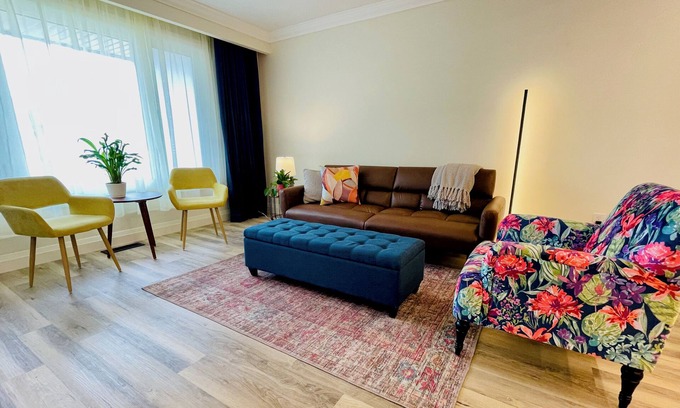 Brampton House | The Split - A Chic and Comfortable Pad to Work or Play - Family and Pet Friendly