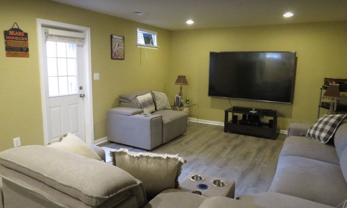 Waldorf House | The SPOT nIn the Gleneagle community of Waldorf Maryland near St. Charles Mall