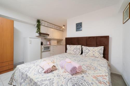 Kinyra Apartment | The square