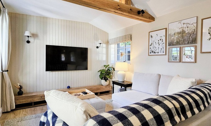 Potters Bar House | The Stables - a luxurious & tranquil country retreat with private hot tub & gym