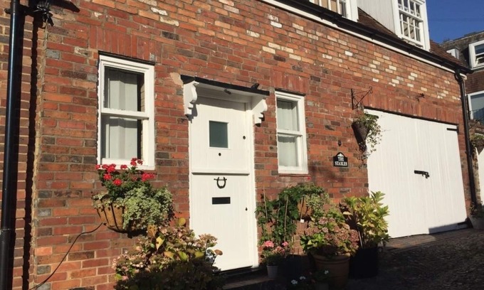 Royal Tunbridge Wells Cottage | The Stables: full of character near the Pantiles with secluded courtyard garden