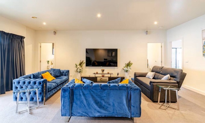 Ballarat North House | The Stanley. Huge Entertainer. Pool table/table tennis mins from main street.