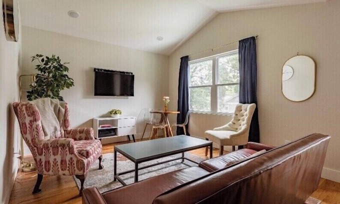 Talbot's Corner House | The Studio at Cleveland Park 2 bedroom 2 bathroom Near Lower Broadway