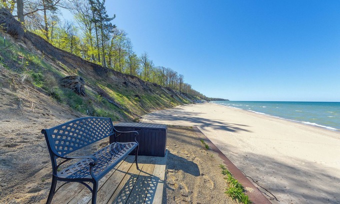 Fennville House | The Studio - Lake Michigan Access - Unique Art throughout