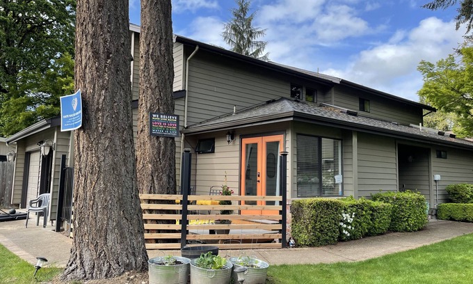 Central Oregon House | The Suite Potato: a splashtastic one room suite