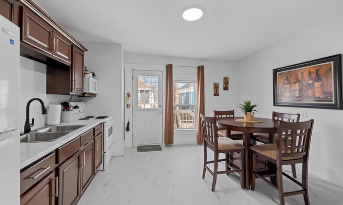 Queens Square Apartment | The Suites on Olde king Square Downtown Chtown