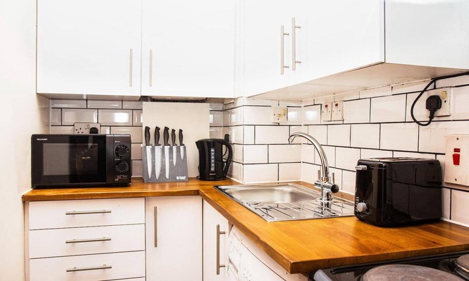Aberdeen West End Apartment | The Summit West End - 1BR Cosy Flat, Central, Wifi