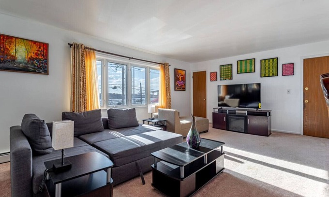 Constable Hook Apartment | The Sunset Suite! 3BR/2BA Near NYC and Airport!