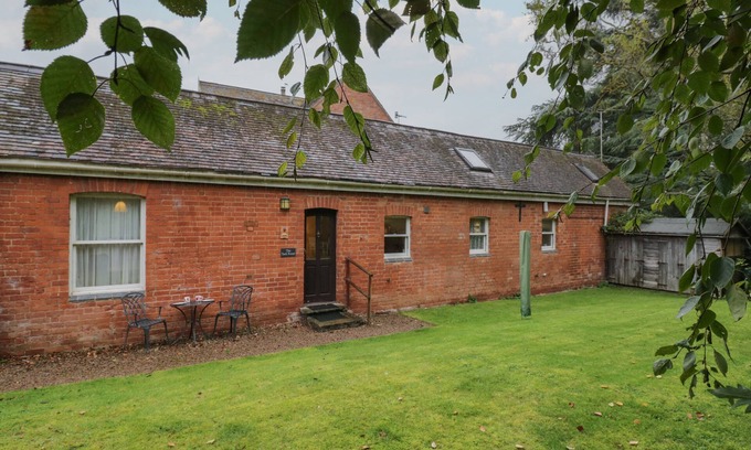 Severn Stoke Cottage | THE TACK ROOM, pet friendly, with pool in Upton Upon Severn