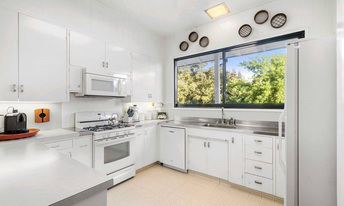 Walnut Grove House | The Tennis House. A Mid-Century Modern River Getaway