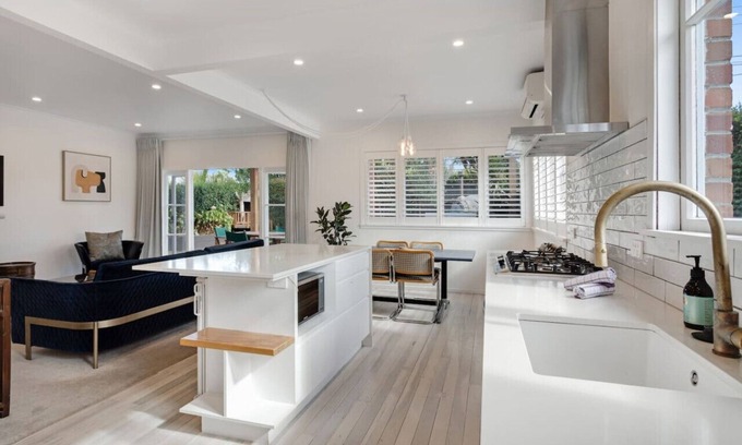 St. Heliers House | The Terrace with BBQ & Parking Minutes To Beaches