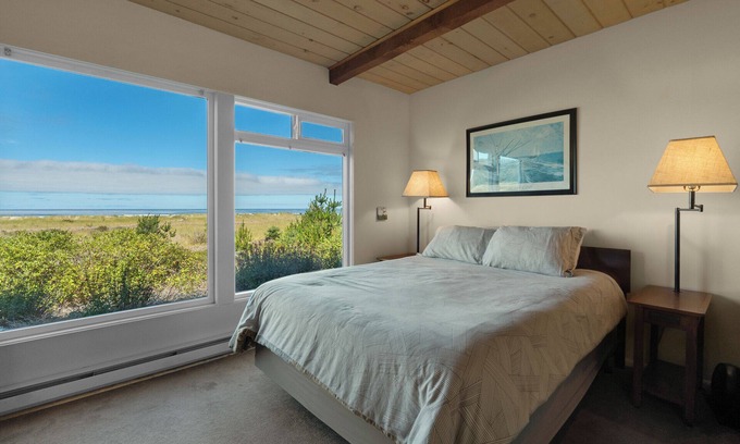 Seaside Apartment | The Tides by the Sea - Entire rental unit in Seaside, Oregon, United States