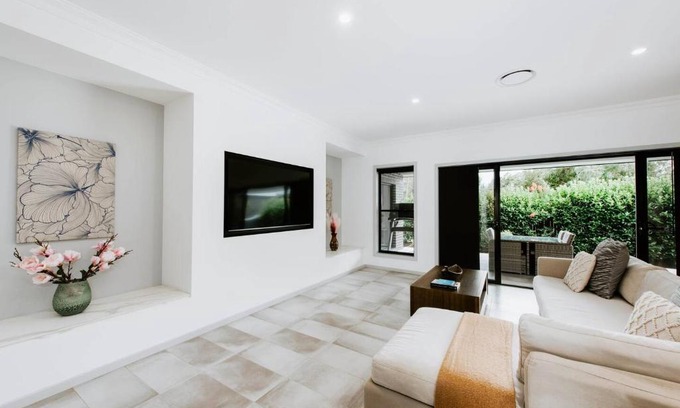 Central Mudgee House | The Top Spot - A Modern All-Season Retreat