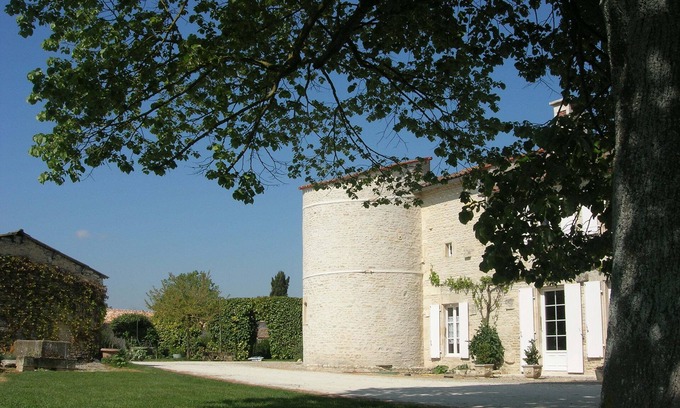 Saint-Pierre-d'Amilly House | The tower of the old castle: holidays 100% cozy natural