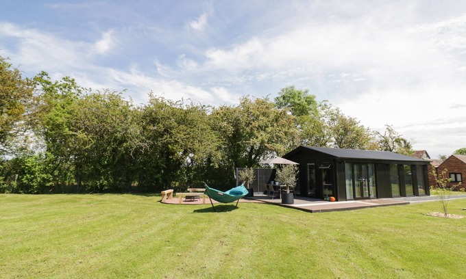 Grimley Cottage | THE TRACTOR SHED, with a garden in Broadheath