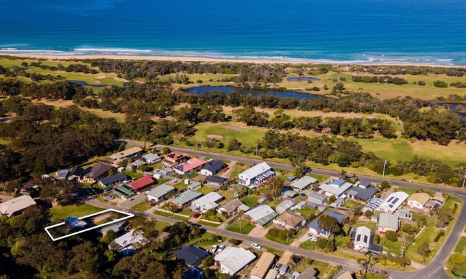 Lakes Entrance House | The tranquility of a secluded retreat and excitement of nearby attractions