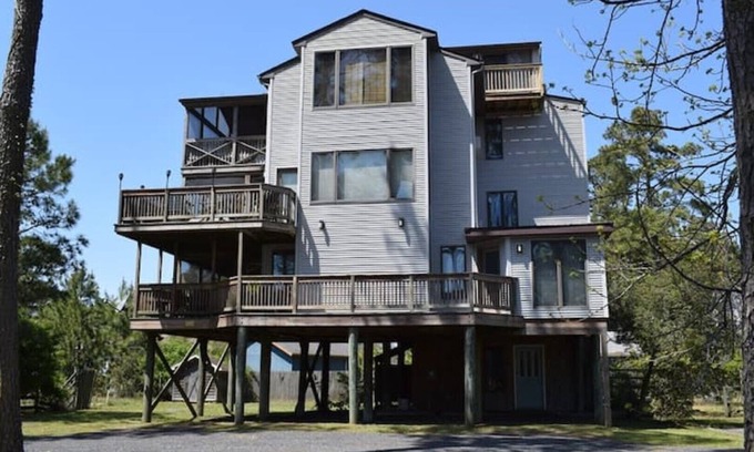 Piney Island House | The Tree House-Close to Beach Beautiful Views!