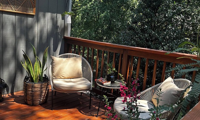 Berkeley Springs House | The Treehouse Retreat: Come Enjoy Contemporary Charm Amidst Woodland Serenity