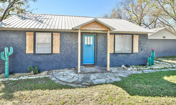 Glen Rose House | The Turquoise Cactus / King Bed / Sleeps 6