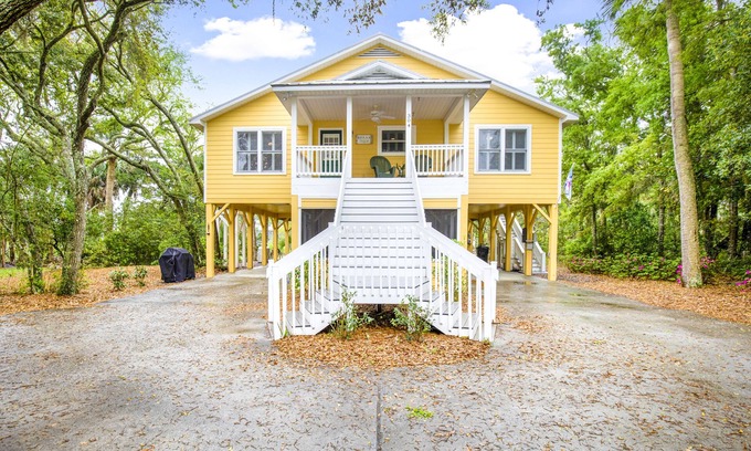 Edisto Island House | The Two Buoys. Steps to the beach, local restaurants and shops.