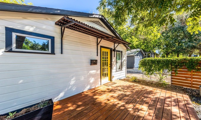 Travis Heights Cottage | The Urban Canopy - Parking - Walk to SoCo - NEW
