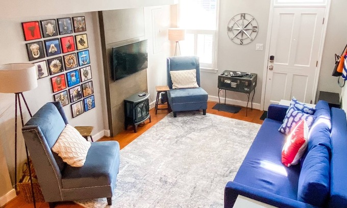 Old Town West House | The Urban Pineapple! Fun & Funky 2bdrm w/patio in Historic Old Town.