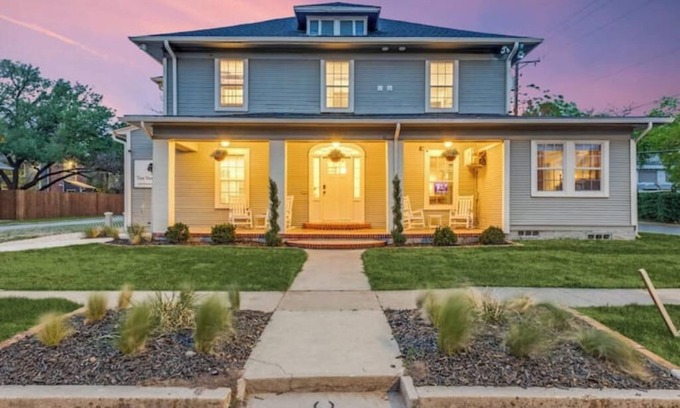 Denton Apartment | The Vanderbilt Mansion Apt 2 Near Downtown and TWU