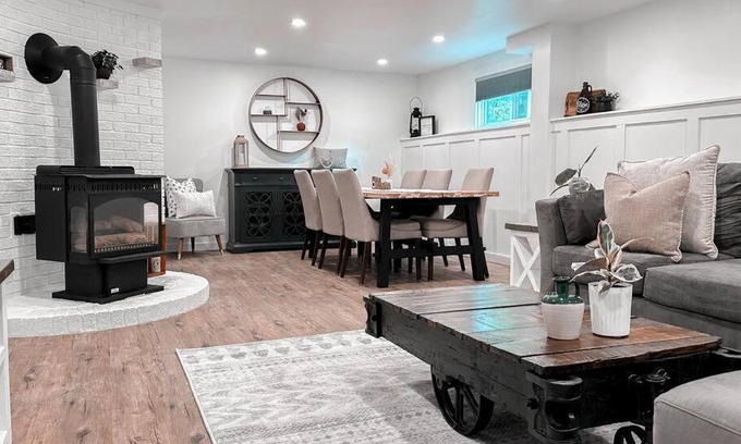 Salem Apartment | The Victoria Suite in Elora- King Bed